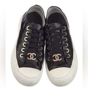 Chanel Interlocking CC Logo
Patent Leather Sneakers 37 C